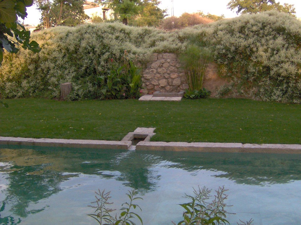 Entrada de agua del manantial a la piscina